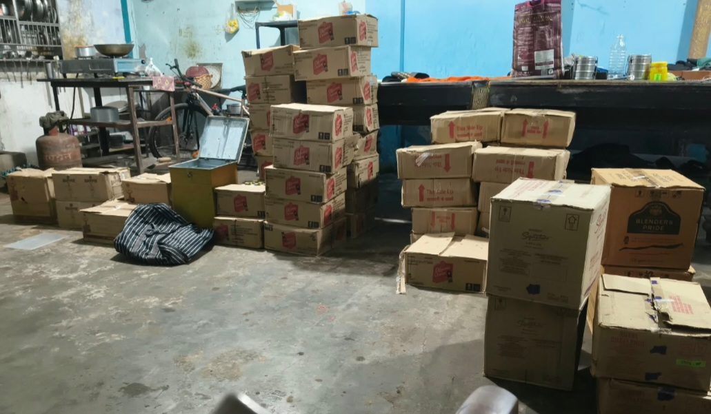 थाना देहात पुलिस की बड़ी कार्यवाही, नर्मदापुरम में कुख्यात अपराधी के घर से अवैध शराब का जखीरा बरामद कुल अवैध शराब की 53 पेटियां कुल शराब 464 लीटर, कीमत करीब 4,04,006/- रु. जप्त की