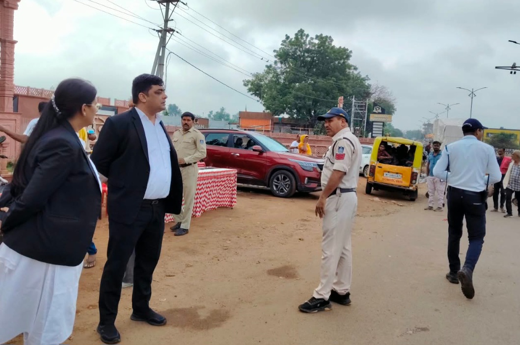अव्यवस्थित यातायात व्यवस्था के बीच सड़क पर उतरे न्यायाधीशगण मौके पर ही दी समझाईश और की कार्यवाही, प्रधान जिला एवं सत्र न्यायाधीश श्रीमती तृप्ति शर्मा के निर्देशन में विभिन्न स्थानों पर लगी मोबाईल कोर्ट