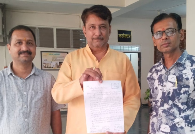 स्कूल परिसर में अवैध शराब बिक्री और जुंआ सट्टा को लेकर कलेक्टर से की शिकायत