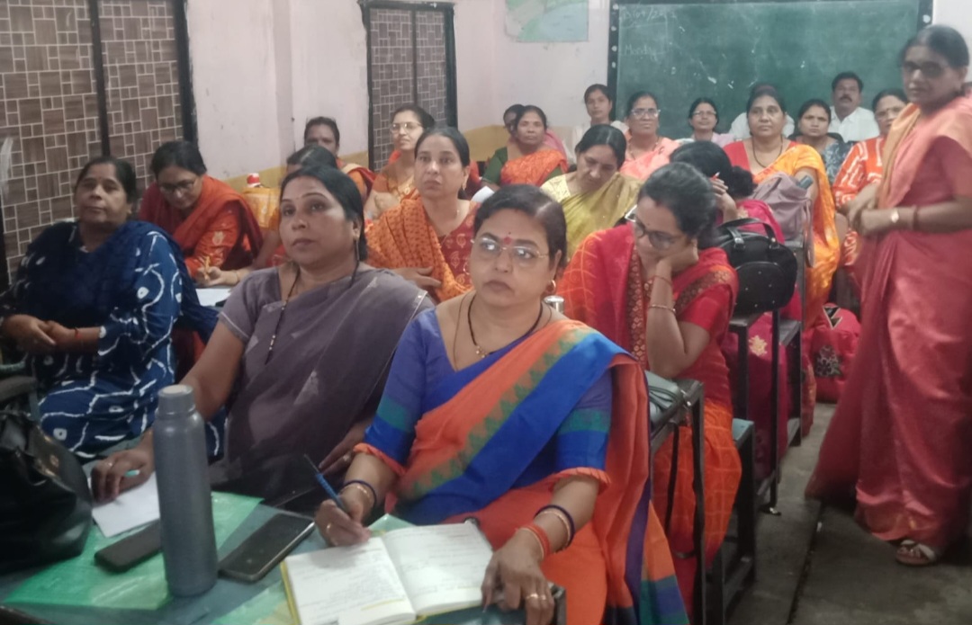 बच्चों के बौद्धिक विकास का प्रशिक्षण, लेकिन शिक्षिकाओं को शौचालय के लिए खेतों का सहारा, बीआरसी के अंतर्गत 135 शिक्षिकाओं का प्रशिक्षण, 10 अनुपस्थित, नोटिस जारी
