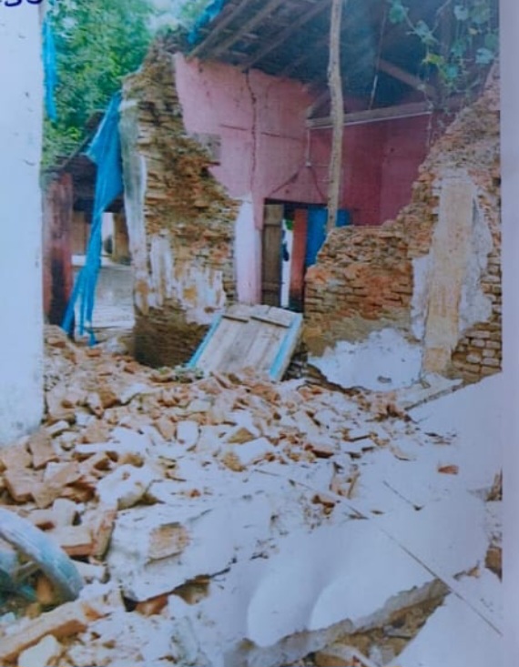 टूटी दीवारें, डगमगाती छत… कब गिर पड़ेगा स्कूल भवन?” शासकीय विद्यालय भारकच्छ कला में बड़ा खतरा — बच्चों की जान पर मंडरा रहा संकट