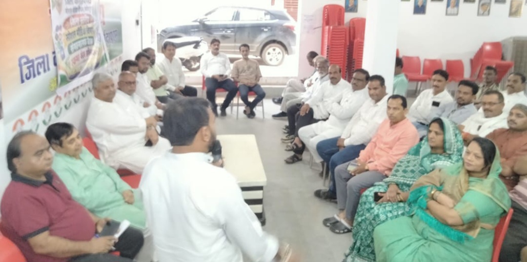 नर्मदापुरम जिला कांग्रेस सोशल मीडिया नेटवर्किंग विभाग की महत्वपूर्ण बैठक इटारसी स्थित जिला कांग्रेस कार्यालय में आयोजित की गई