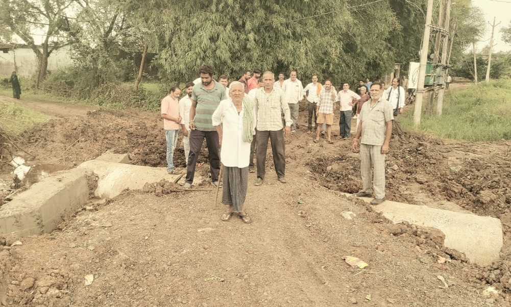 अधूरी सड़क और पुलिया निर्माण को लेकर ग्रामीणों में आक्रोश, गुणवत्ता पर उठे सवाल, नपाई की दिशा से हटकर सड़क बनाने का आरोप, सड़क की जमीन पर खंभे गाड़कर कब्जे का आरोप, भारी वाहनों से गांव की सड़क भी बदहाल