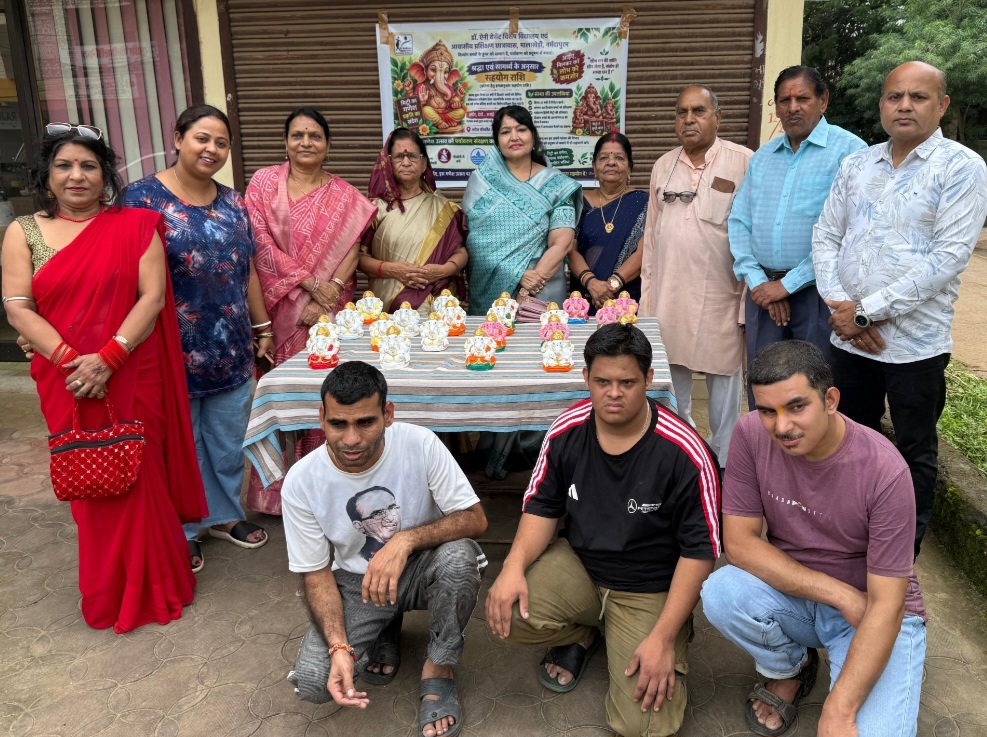 डॉं. ऐनी बेंसेंट बिशेष विधालय एवं आवासीय छात्रावास मानसिक निशक्त बच्चों द्दारा माटी की गणेश प्रतिमाओं का निर्माण किया जिसका शुभारंभ नीरजा फौजदार ने अपने साथियों के साथ किया