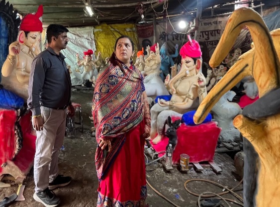 नपाध्यक्ष नीतू यादव ने किया मूर्तिकारों के कारखानों का निरीक्षण कारखाने में रखी पीओपी की मूर्तियां हटवाई
