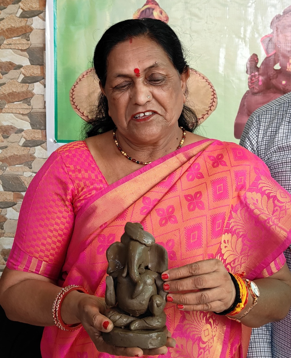 दिव्यांग विद्यार्थियों संग माटी से बनाए गणेश, माया नारोलिया ने दिया प्रकृति संरक्षण का संदेश