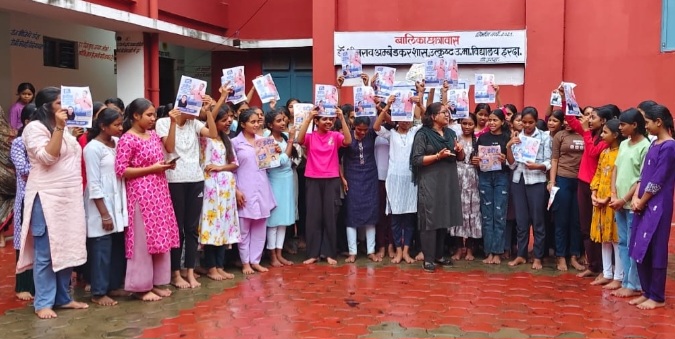 हरदा में ‘छात्रों की गूँज’ को लेकर छात्राओं में उत्साह, नेहा चावरे की अगुवाई में छात्रावास में हुए रजिस्ट्रेशन, महिला कांग्रेस जिला अध्यक्ष एवं हरदा जिला प्रभारी अधिवक्ता नेहा चावरे ने छात्राओं से किया संवाद, अपने मोबाइल से कराए रजिस्ट्रेशन; छात्राएं बोलीं—छुट्टी लेकर जाएंगे इंदौर