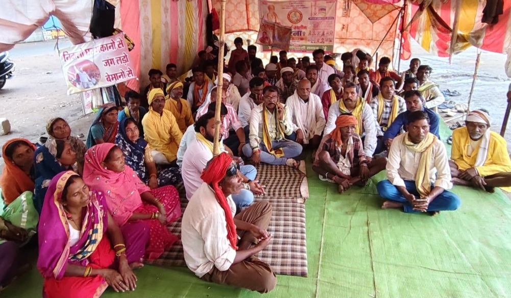 सर्व आदिवासी समाज ने भरी हुंकार, कल से विशाल महा आंदोलन और चक्का जाम की चेतावनी, 15 दिन से चल रहा था शांतिपूर्ण धरना प्रदर्शन, प्रशासन मौन, आदिवासी पुनर्वास और मुआवजे की मांग को लेकर एकजुट