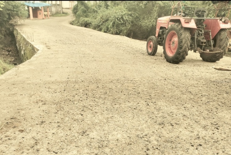 प्रधानमंत्री ग्राम सड़क योजना की सड़क, पुलिया के ऊपर सड़क की गिट्टी बिखरी, निर्माण की गुणवत्ता पर ग्रामीणों ने उठाए सवाल