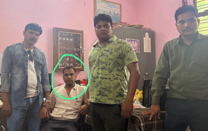 लोकायुक्त ने वेयरहाउसिंग एंड लॉजिस्टिक कार्पोरेशन के कनिष्ठ सहायक और आपरेटर को रिश्वत लेते पकड़ा, मामला जासलपुर सेवा सहकारी समिति का