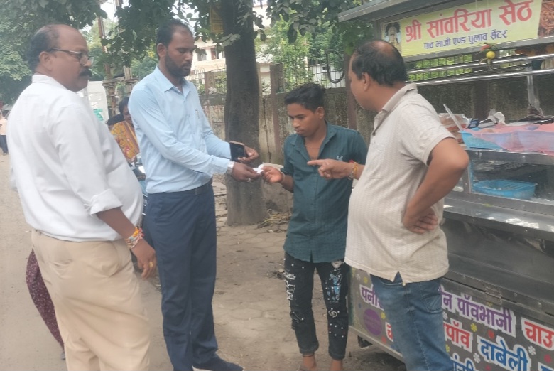 नपा का अतिक्रमण दल और स्वच्छ दल सक्रिय, त्योहारी सीजन में यातायात और साफ-सुथरा रखने की मुहिम, गंदगी फैलाने पर लगाया 1800 रुपए का स्पॉट फाइन