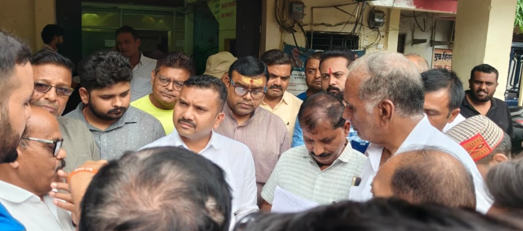 कांग्रेस ने वार्डों की समस्या को लेकर सीएमओ को सौपा ज्ञापन