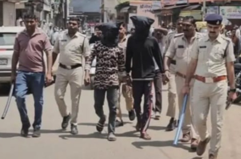 12 घंटे के भीतर लूट के 2 आरोपियों को पुलिस ने दबोचा, मोबाइल, पैसे व वारदात में प्रयुक्त मोटर साइकिल चाकू किया जब्त