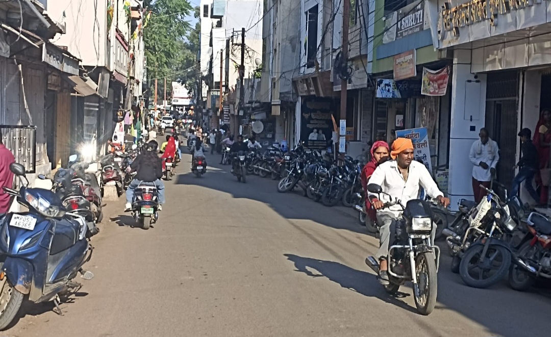 मुख्य मार्ग में बेतरतीब खड़ी मोटर साइकिलो से लग रहा जाम, आमजन, एम्बुलेंस, स्कूल बस भी फंसी, रेवा काम्प्लेक्स के सामने की पार्किंग नागरिकों के लिए शुरू की जाए
