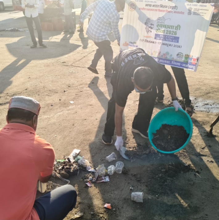 एस.डी.एम विजय राय एवं नगर पालिका सी.एम.ओ अमर सिंह उईके दोनों प्रशासनिक अधिकारी ने उठाया फावडा, जनप्रतिनिधियों ने उठाई झाड़ू, फिर सभी ने मिलकर की सेवा संकल्प अभियान की शुरुआत