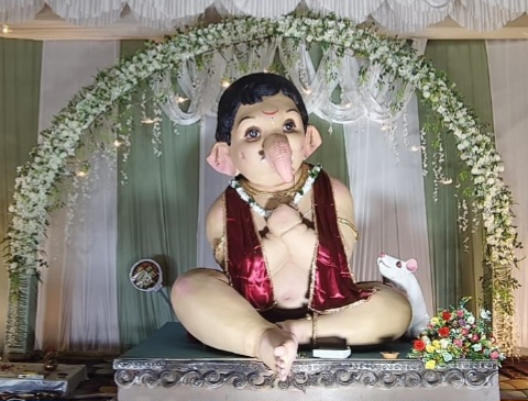 वार्ड नंबर 9 में सजी गणेश प्रतिमा की मनमोहक झांकी, राजेश शिल्पी की साज-सज्जा बनी आकर्षण का केंद्र, दर्शन के लिए उमड़ रहे श्रद्धालु