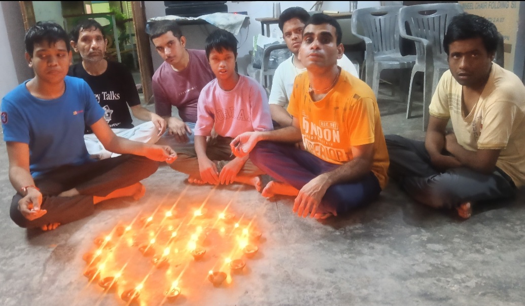 दीप प्रज्वलित कर दिव्यांग बच्चों ने की प्रधानमंत्री के उत्तम स्वास्थ्य की कामना