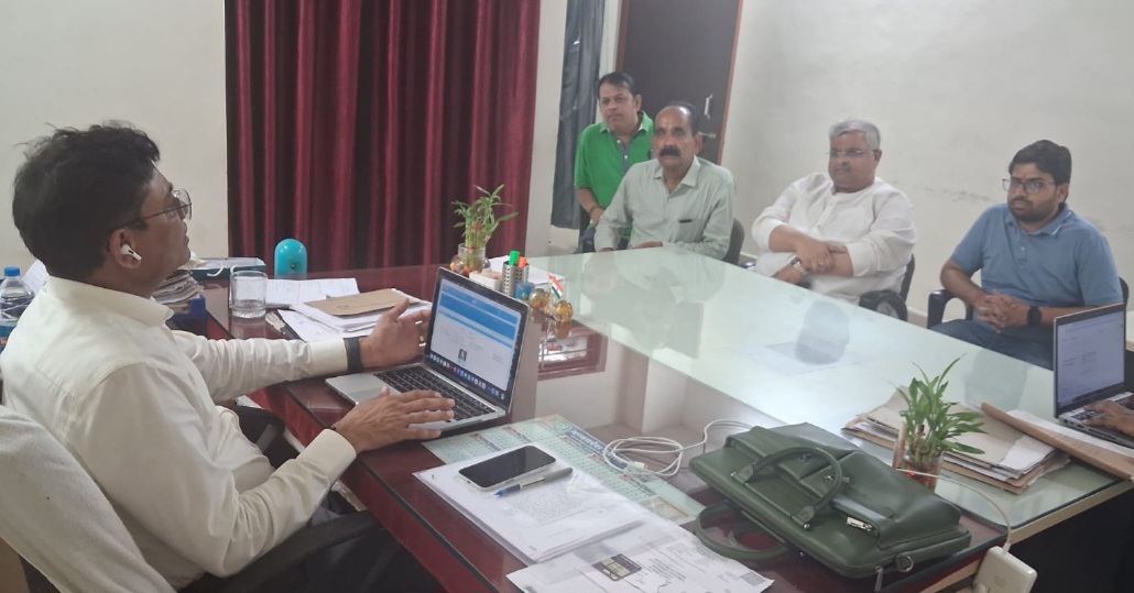 जिला कांग्रेस कमेटी अध्यक्ष ने जिला परिवहन अधिकारी से कमर्शियल वाहनों के फिटनेस को लेकर मुलाकात की