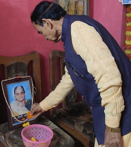 पत्रकार रामशंकर दुबे को मातृशोक पर सांत्वना देने पहुंचे विधायक प्रेमशंकर वर्मा