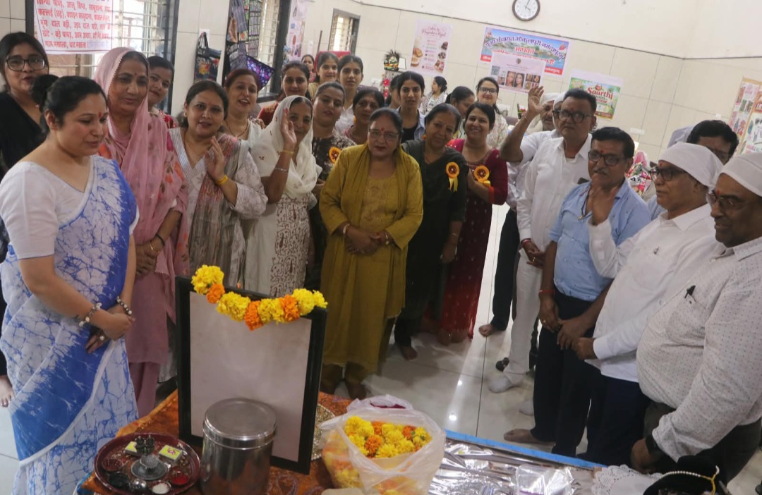 “सिंधु कला प्रदर्शनी” में मातृशक्ति एवं स्थानीय शिल्पकारों द्वारा तैयार की गई शिल्पकारी वस्तुओं, हस्त निर्मित उत्पादों, शुद्ध स्वाद पदार्थों एवं सजावटी सामग्रियों के स्टाल लगाये