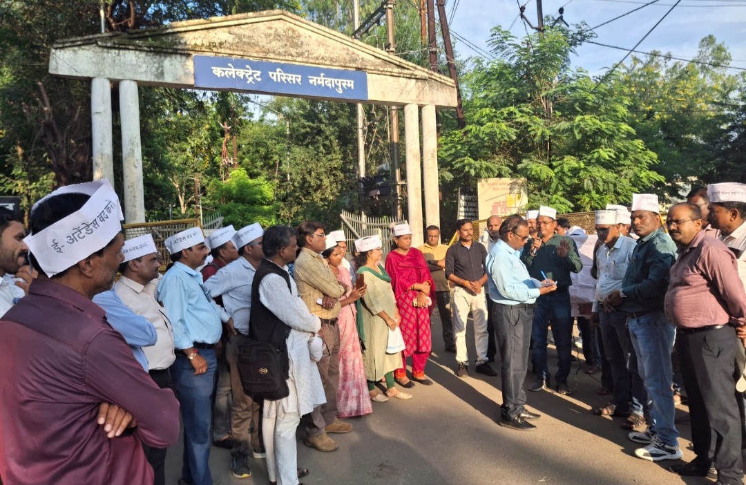 आजाद अध्यापक शिक्षक संघ नर्मदापुरम ने सामूहिक उपवास कर जताया विरोध, मुख्यमंत्री के नाम सौंपा ज्ञापन