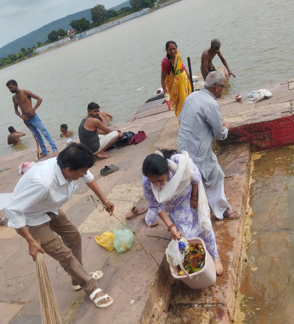 चित्रगुप्त घाट पर स्वच्छता दिवस पर कायस्थ समाज ने चलाया अभियान, मां नर्मदा और शहर को स्वच्छ एवं सुंदर बनाने की दिलाई शपथ