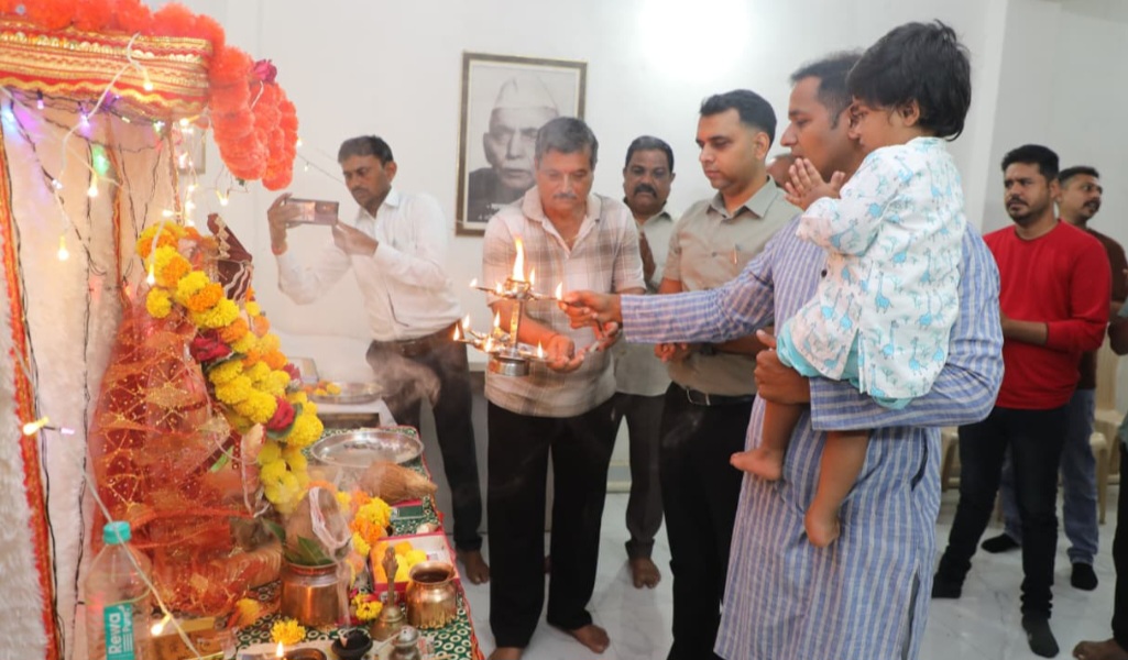 पत्रकार भवन में गूंजे गणपति के जयकारे, कलेक्टर-एसपी ने की महाआरती, नर्मदापुरम धार्मिक आस्था का केंद्र, सभी पर्व मिल-जुलकर मनाने की परंपरा- कलेक्टर