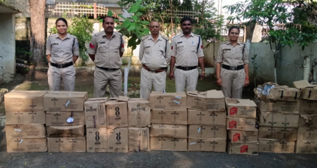 इटारसी में आबकारी टीम ने मकान का ताला तोड़कर 32 पेटी अवैध शराब जब्त की, आरोपी की तलाश जारी, 2 लाख 54 हजार की अवैध अग्रेंजी शराब जब्त
