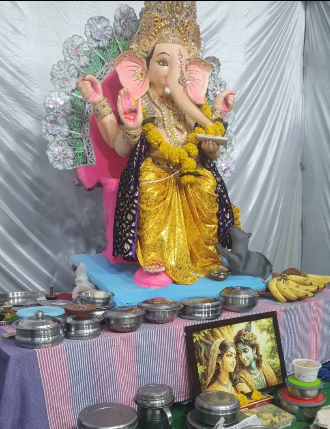 सरोज परवर्ती कॉलोनी में गणेशोत्सव की धूम, 56 भोग, मटकी फोड़ और सांस्कृतिक कार्यक्रमों से गूंजा परिसर