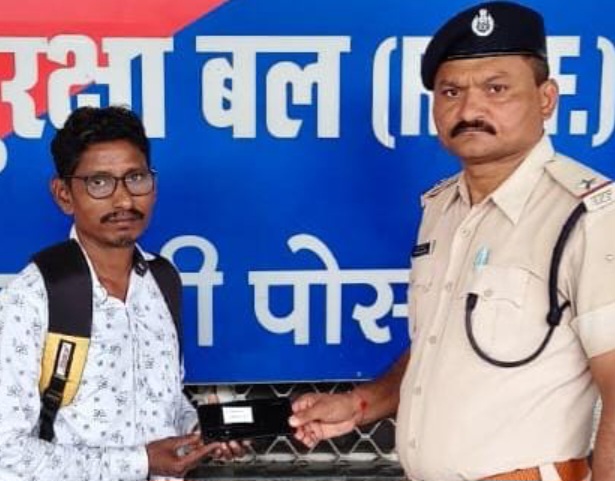 आरपीएफ (RPF) इटारसी और साइबर सेल भोपाल की तत्परता: CEIR पोर्टल की मदद से यात्री का गुम हुए ₹23,000 के मोबाइल किया रिकवर, परिजनों को सौंपा