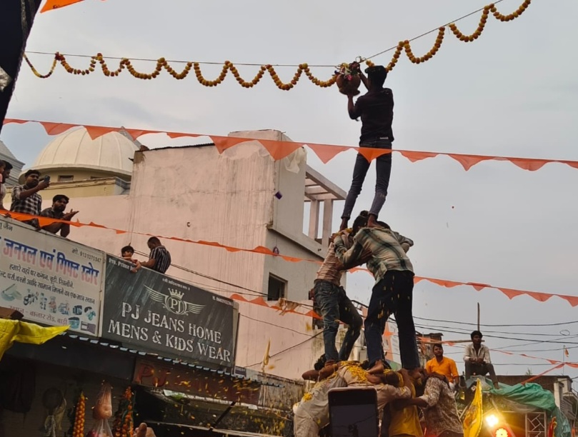 सराफा बाजार में मटकी फोड़ प्रतियोगिता, उमड़ी श्रद्धालुओं की भीड़