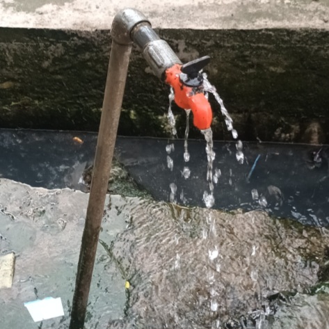 हजारों लीटर पानी टोटी से व्यर्थ बह रहा है, नहीं है किसी अधिकारी का इस ओर ध्यान, स्ट्रीट लाइट भी अंधेरा होने के 1 घंटे पूर्व जला दी जाती है, व्यर्थ बढ़ता है बिजली का बिल