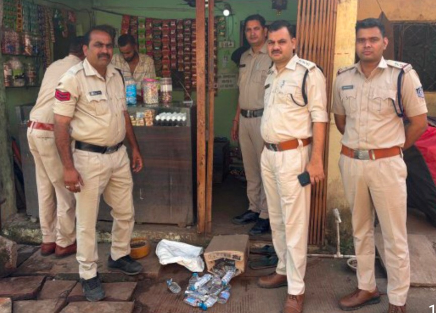आबकारी टीम ने नगर के संदिग्ध स्थलों पर तलाशी अभियान चलाया, 45 क्वार्टर देशी प्लेन, 40 बल्क लीटर कच्ची हाथ भट्टी शराब सहित 150 किलोग्राम महुआ लाहन बरामद