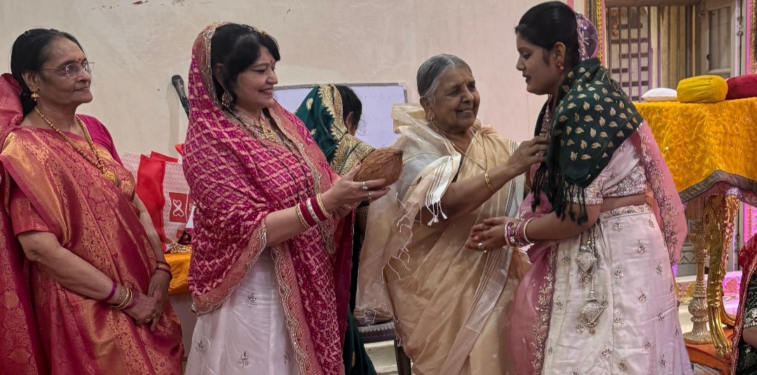 पर्वराज पर्यूषण के उपरांत पूर्णिमा अवसर पर श्री तारण तरण दिगम्बर जैन चैत्यालय में भजन का आयोजन किया, दस उपवास करने वालों व्रती महिलाओं का सम्मान किया गया