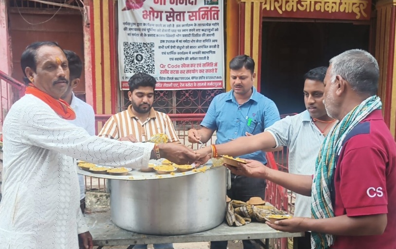माँ नर्मदा भोग सेवा समिति ने खिचड़ी प्रसादी का वितरण किया