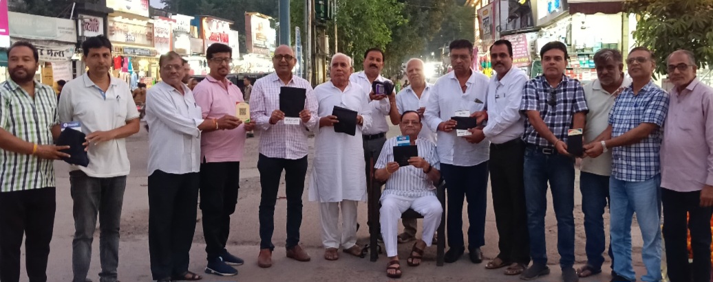 UPl पर शुल्क के विरोध में व्यापारी महासंघ एवं अन्य व्यापारी संगठनों ने QR कोड पर काला कपड़ा ढककर विरोध जताया