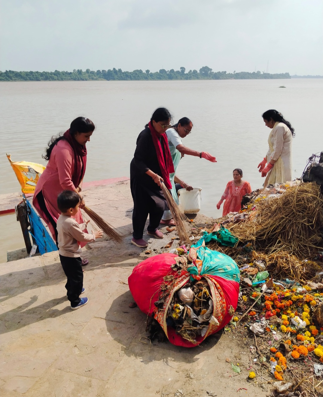 गणेश विसर्जन के बाद चित्रगुप्त घाट पर कायस्थ समाज की मातृशक्ति ने संभाला मोर्चा, क्विंटलों फूल-मालाएं और पूजन सामग्री हटाकर घाट को किया स्वच्छ, नर्मदा स्वच्छता का दिया संदेश