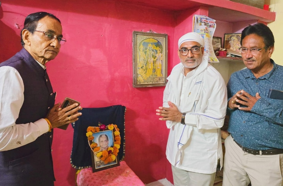 सांसद दर्शन सिंह चौधरी ने पत्रकार राम शंकर दुबे को मातृशोक पर सांत्वना दी