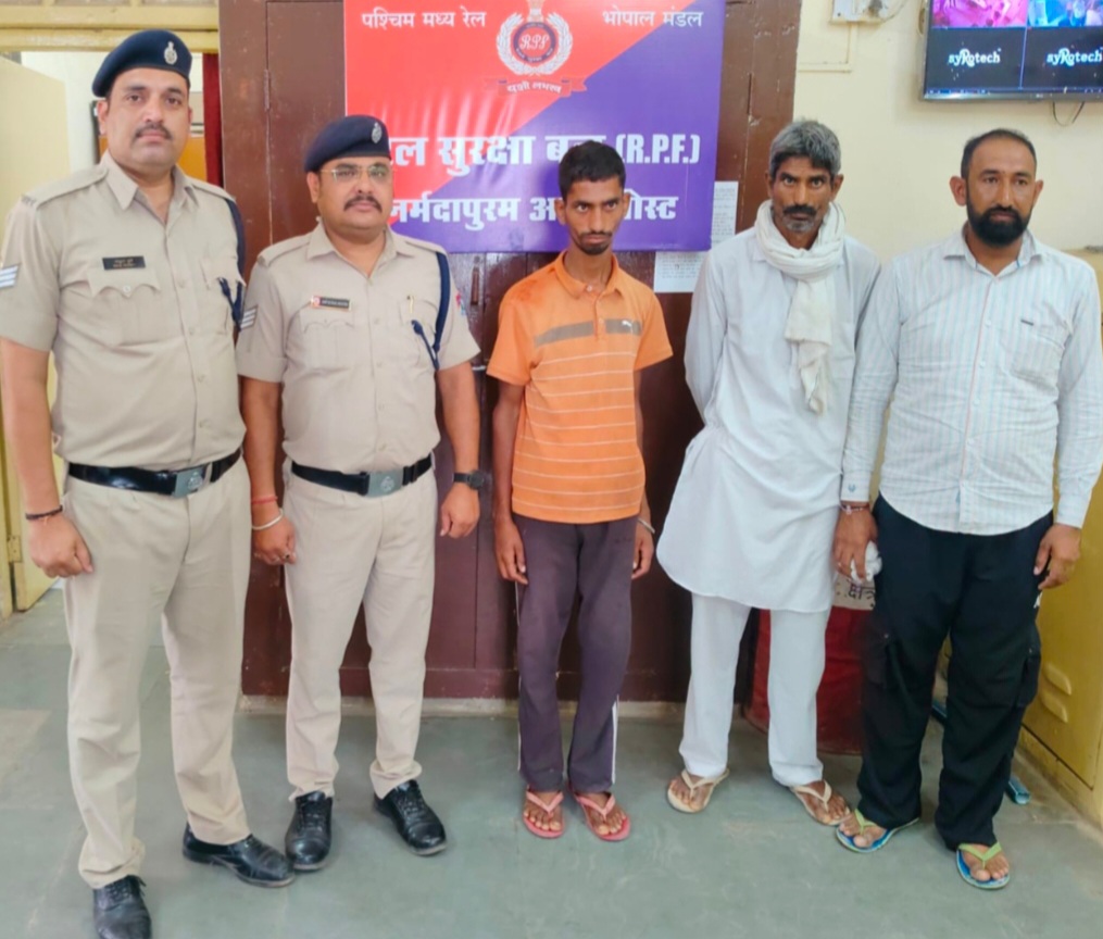 आरपीएफ की सतर्कता से मिला खोया हुआ युवक, परिजनों को सकुशल सौंपा गया