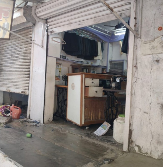 सुरक्षा सेल से चंद कदम दूर बेखौफ चोरों का धावा, आयुध नगर बाजार में दो दुकानों के ताले टूटे, सामान चोरी
