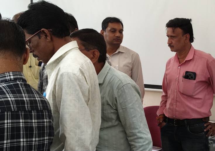 स्कूल में हाजिरी, फिर तहसील कार्यालय में ड्यूटी, एकमात्र भूगोल व्याख्याता की कार्यप्रणाली पर उठे सवाल, प्राचार्य ने पहले ही पत्र लिखकर अन्य शासकीय कार्य में ड्यूटी नहीं लगाने का किया था आग्रह तहसीलदार बोले- हमारे यहां कोई अटैच नहीं