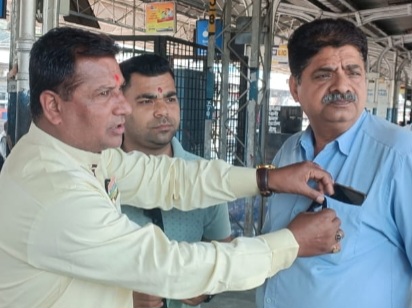 बिना गार्ड वाली गाड़ियों में टेल लैंप लगाने के तुगलकी आदेश के विरोध में काली पट्टी बाँध कर विरोध प्रदर्शन किया