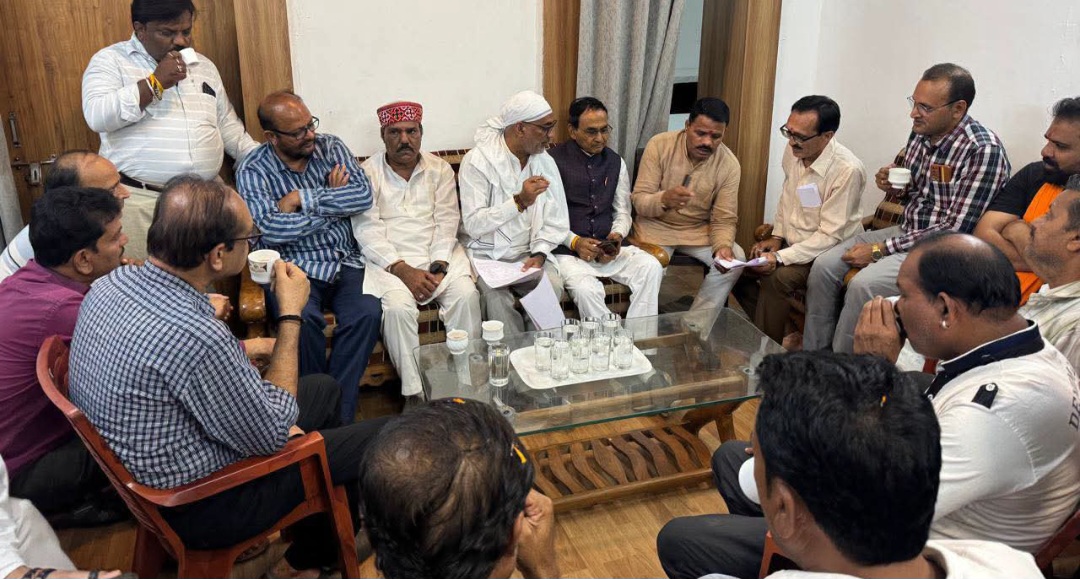 पत्रकार संघ ने सांसद दर्शन सिंह चौधरी से मिलकर बानापुरा में रेल ठहराव का ज्ञापन सौपा, रेल रुकने के विषय में सांसद ने इधर उधर की बात कर गोलमोल जवाब दिया, 2 अक्टूबर से गांधी प्रतिमा के सामने बैठकर किया जाएगा आंदोलन का शंखनाद