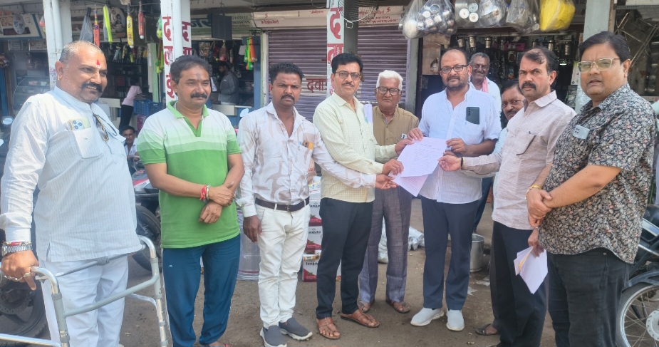 सिवनी मालवा नगर पालिका में समय सीमा में काम कराने की मांग, पार्षदों ने अध्यक्ष और सीएमओ को सौंपा ज्ञापन, नामांतरण से लेकर सफाई, कचरा संग्रहण, जलप्रदाय और निर्माण कार्यों की गुणवत्ता तक 14 मुद्दे उठाए; 10 दिन में संतोषजनक कार्रवाई नहीं होने पर घेराव और धरना-प्रदर्शन की चेतावनी