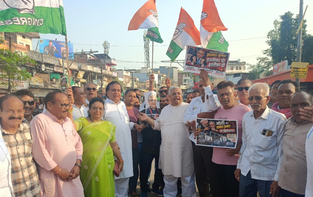 SIR में मतदाताओं के नाम काटे जाने के विरोध में जिला कांग्रेस एवं नर्मदापुरम नगर कांग्रेस के नेतृत्व में कांग्रेस का बड़ा प्रदर्शन, मीनाक्षी चौक पर चुनाव आयोग का पुतला दहन कर जताया विरोध, बड़ी संख्या में कांग्रेस पदाधिकारी एवं कार्यकर्ता रहे मौजूद