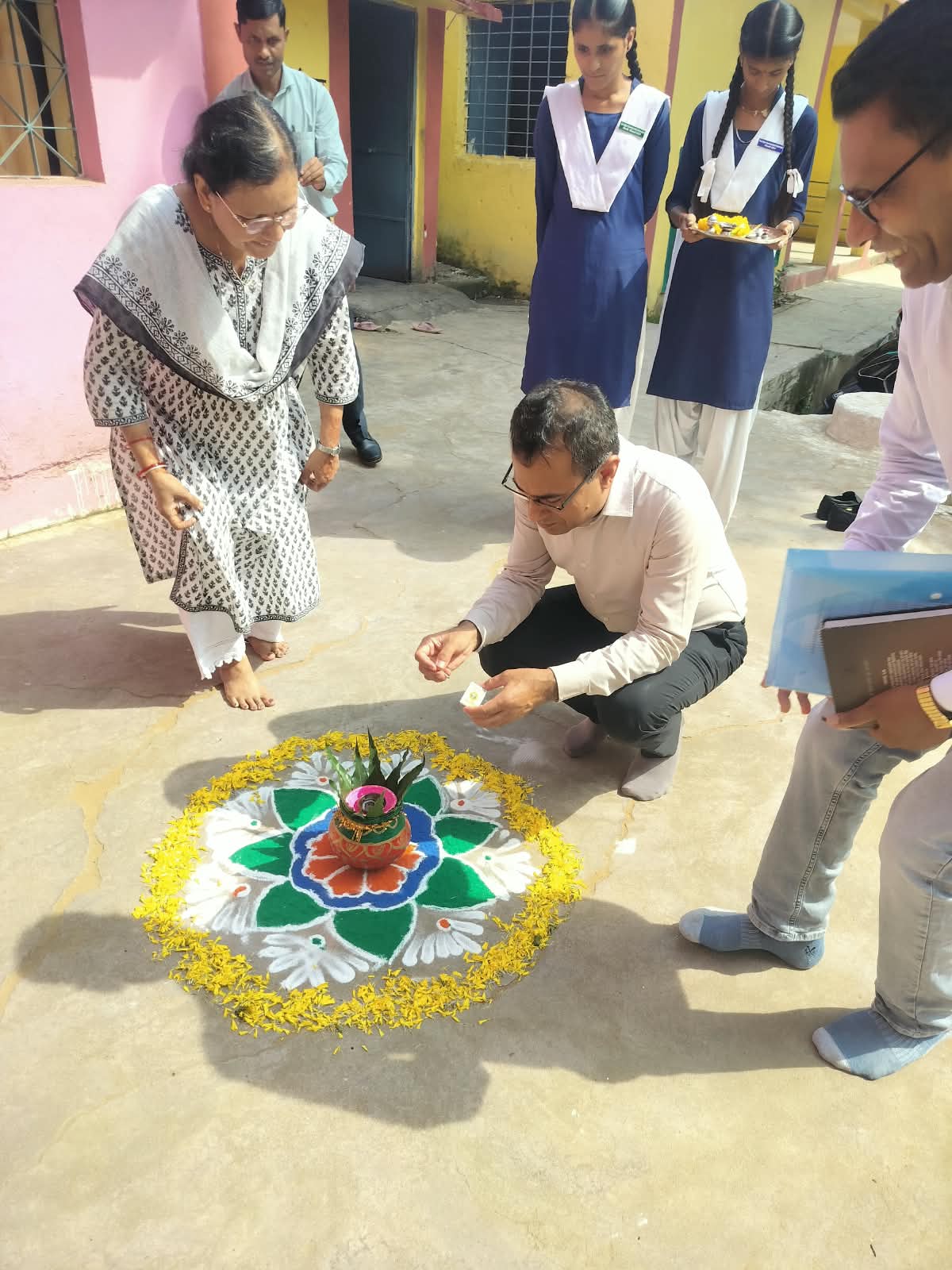 प्रमुख सचिव स्कूल शिक्षा ने विद्यालयों का किया औचक निरीक्षण, स्टूडेंट्स से किया संवाद लिया गुणवत्ता और व्यवस्थाओं का जायजा