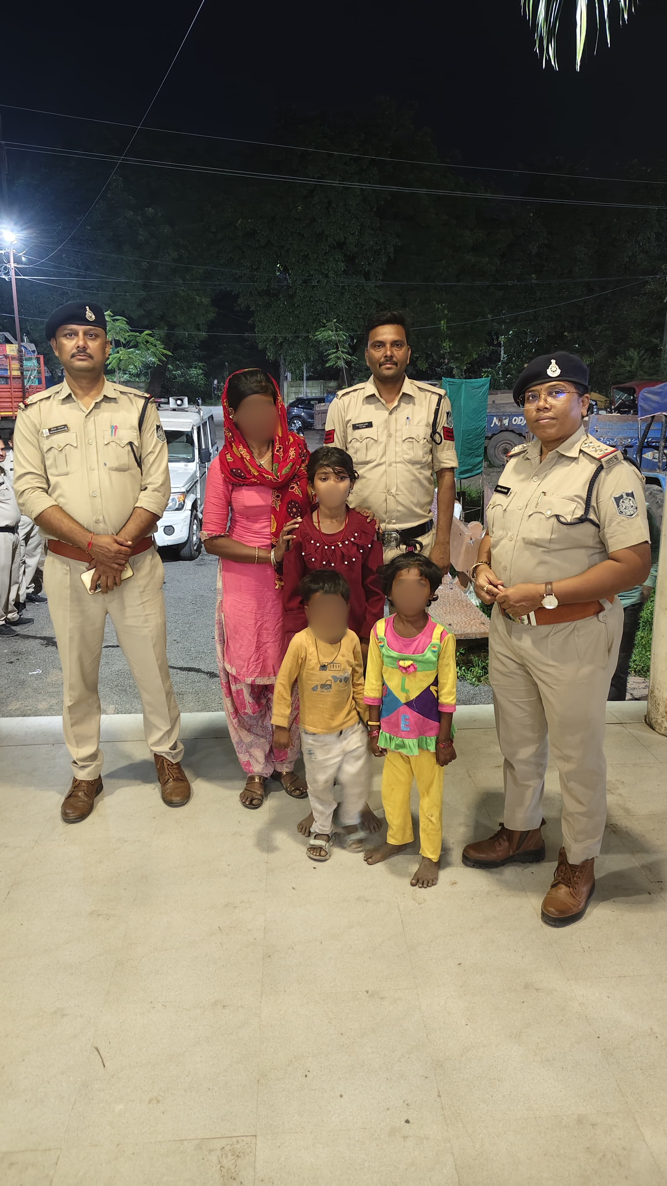 पुलिस ने त्वरित कार्यवाही कर महिला और तीन बच्चों को 2 घंटे में सकुशल किया दस्तयाब