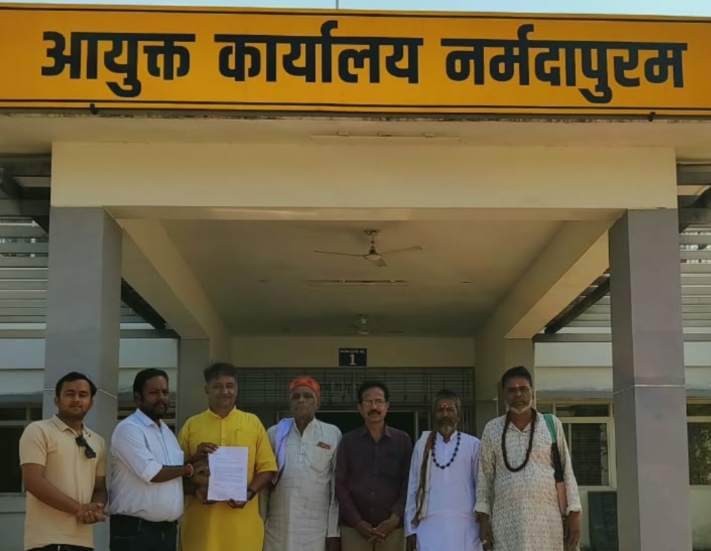 कलेक्टर के असमय स्थानांतरण के विरोध में सौंपा ज्ञापन, नशाखोरी, जुआ सट्टा सहित अवैध गतिविधियों पर लगी थी लगाम