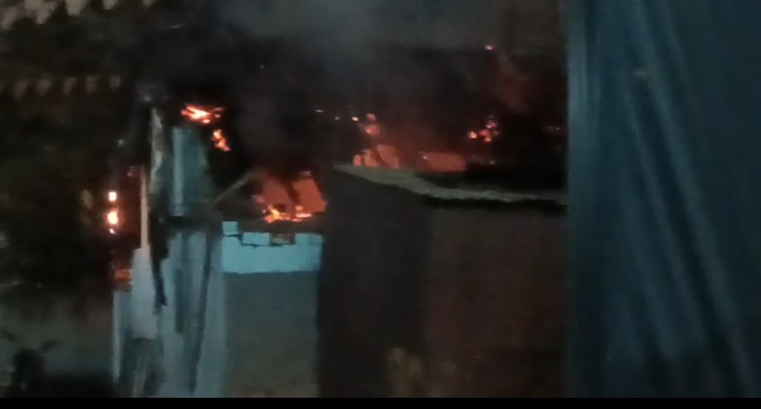 बालागंज क्षेत्र में घर में लगी आग , फायर ब्रिगेड की टीम ने पाया काबू