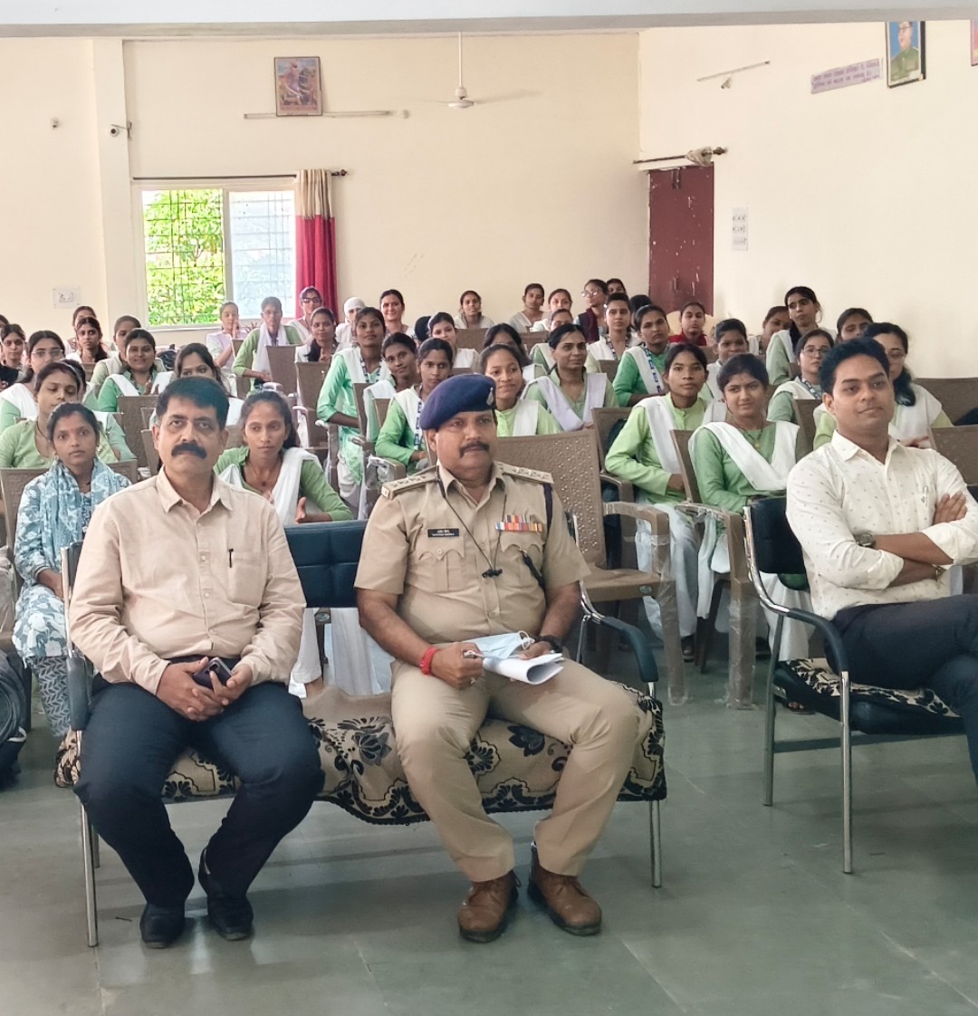 पंडित रामलाल शर्मा महाविद्यालय में सीपीआर प्रशिक्षण एवं सड़क सुरक्षा और जन भागीदारी पर व्याख्यान , डीएसपी यातायात श्री मिश्रा ने छात्राओं को बताएं ट्रैफिक नियम